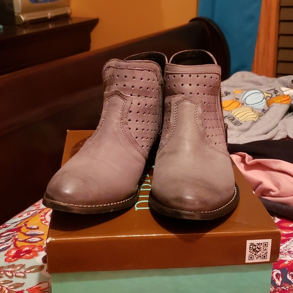 Boots - Picture 2 of 6